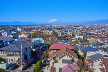 神奈川県藤沢市の富士見坂付近から片瀬山,片瀬市街,富士山,丹沢山地などを見る