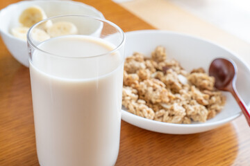 豆乳とオートミールグラノーラの朝食イメージ