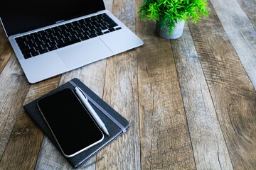 ビジネスイメージ　デスクワーク　コピースペース　3:2