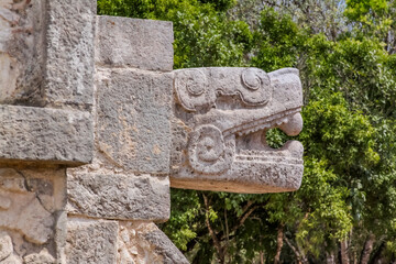 Serpiente Emplumada en la Plataforma de las Águilas y los Jaguares en la Zona Arqueológica de Chichén Itzá en Yucatán, México.