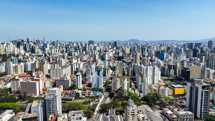 Vista panorâmica aérea de São Paulo destacando o conjunto de prédios e ruas entrelaçadas,...