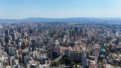 Fototapeta premium Vista aérea da cidade de São Paulo mostrando uma imensidão de prédios e avenidas, representando o ritmo acelerado, o crescimento urbano e a modernidade da maior metrópole do Brasil