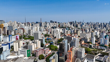 Imagem aérea da capital paulista destacando o centro de São Paulo, com seus prédios altos, avenidas largas e vida urbana intensa.