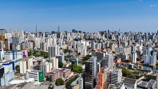 Fototapeta Imagem aérea da capital paulista destacando o centro de São Paulo, com seus prédios altos, avenidas largas e vida urbana intensa.