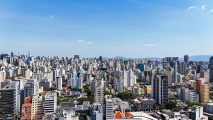Skyline do centro de São Paulo visto de cima, com prédios altos e ruas movimentadas formando uma...