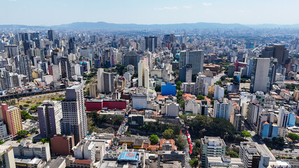 Vista aérea da cidade de São Paulo com diversos prédios e avenidas movimentadas, retratando o...