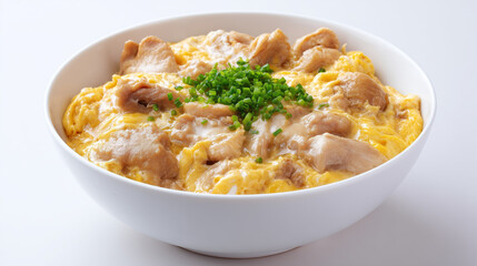 熱々のご飯の上にふわふわの卵と柔らかい鶏肉が乗った出汁の効いた日本の定番料理親子丼