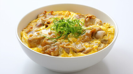 熱々のご飯の上にふわふわ卵と出汁の効いた鶏肉を乗せた日本の家庭料理親子丼