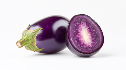 白背景に置かれた 茄子とカットされた茄子
