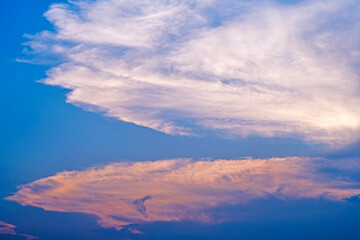 2色の雲と夕焼け