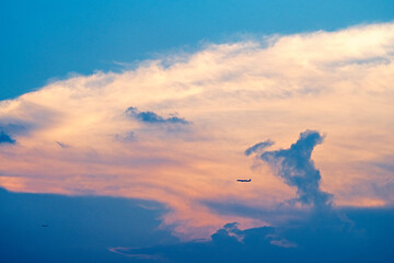 飛行機のシルエットと厚い雲