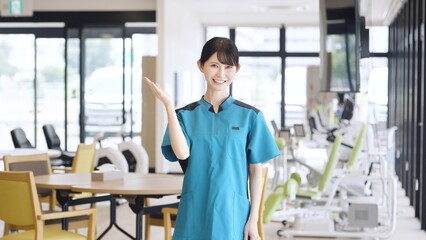 介護施設で案内をするアジア人介護福祉士