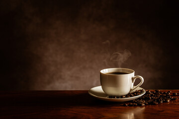 テーブルの上のホットコーヒーとコーヒー豆