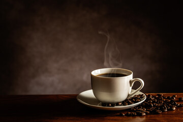 テーブルの上のホットコーヒーとコーヒー豆