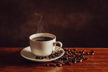 テーブルの上のホットコーヒーとコーヒー豆