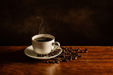 テーブルの上のホットコーヒーとコーヒー豆