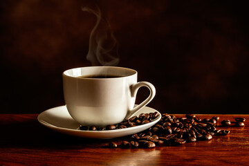 テーブルの上のホットコーヒーとコーヒー豆