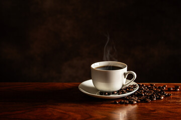 テーブルの上のホットコーヒーとコーヒー豆