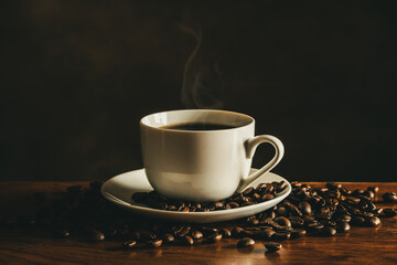 テーブルの上のホットコーヒーとコーヒー豆