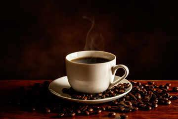 テーブルの上のホットコーヒーとコーヒー豆