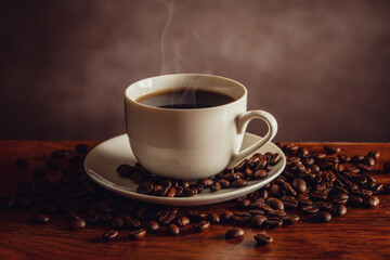 テーブルの上のホットコーヒーとコーヒー豆