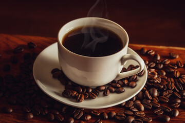 テーブルの上のホットコーヒーとコーヒー豆