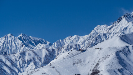 快晴の空に映える冠雪の北アルプス　長野県白馬村