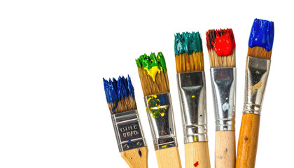 Obraz premium A collection of paintbrushes with vibrant, multicolored bristles showcasing various paint applications.