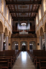 Fototapeta premium Innenansicht einer Historischen Kirche im Zentrum der Stadt Weinheim in Baden-Württemberg