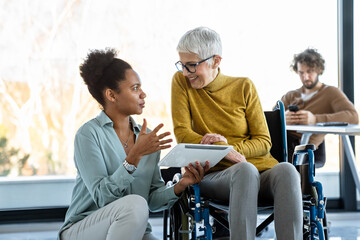 Obraz premium Diverse group of businesspeople discussing charts during a meeting together in a modern office