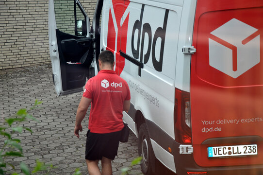 dpd: Lieferfahrzeug und Personal bei der Auslieferung.