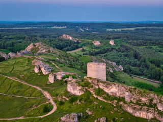 Obraz premium The ruins of the castle in Olsztyn near Czestochowa in the light of the setting sun. Poland