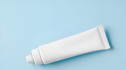 tube de dentifrice neuf sur fond bleu uni