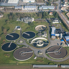 Vue aérienne d'un centre de traitement de l'eau de la ville des Mureaux dans les Yvelines en France