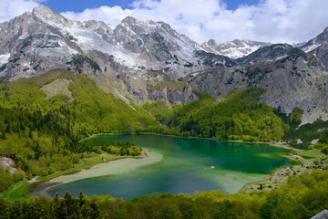 Der herzförmige Trnovacko Bergsee, umgeben von üppig grünen Wäldern und schneebedeckten Bergen...