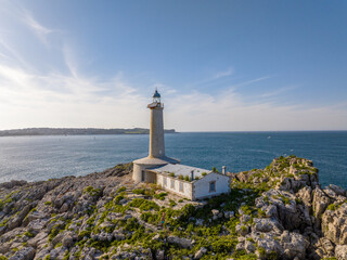 Faro de la Isla de Mouro en Santander, Cantabria © Fotos ZonaFreeDrone
