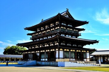 奈良、藥師寺、佛寺、寺院、文化財、木造建築、古代建築、日本文化、歷史名勝、文化財、木、綠色、青空、写真素材	