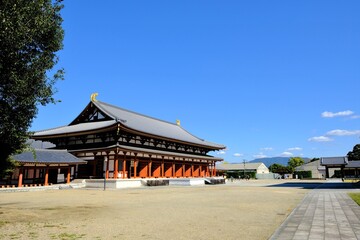 奈良、藥師寺、佛寺、寺院、文化財、木造建築、古代建築、日本文化、歷史名勝、文化財、木、綠色、青空、写真素材	