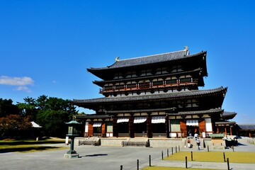 Obraz premium 奈良、藥師寺、佛寺、寺院、文化財、木造建築、古代建築、日本文化、歷史名勝、文化財、木、綠色、青空、写真素材 