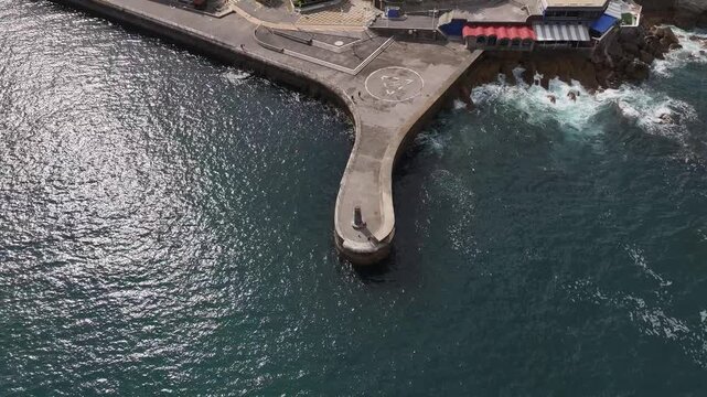 Faro de Lekeitio en el muelle de entrada al puerto, Pais Vasco
