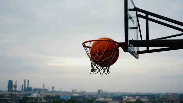 Basketballwurf in den Korb &ndash; dynamische Sportaufnahme f&uuml;r Action- und Trainingsvideos