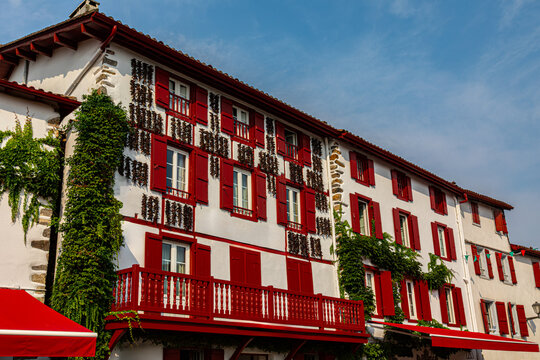 Piment d'Espelette en train de s&eacute;cher sur les fa&ccedil;ades, Espelette, Pays Basque, France