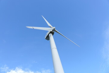 Vista ravvicinata dettagliata di una turbina eolica; visualizzazione generatore, rotore e lama