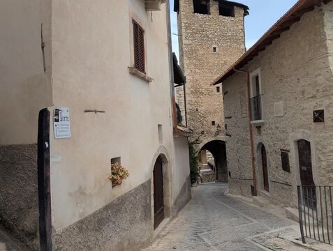 Vicolo nell'antico borgo medievale di Fontecchio in Abruzzo