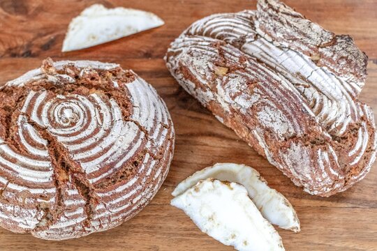zwei selleriebrote auf einem holztisch