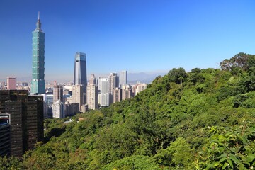 Fototapeta premium Taipei City urban skyline and forest seen from Elephant Mountain. Taipei, Taiwan.