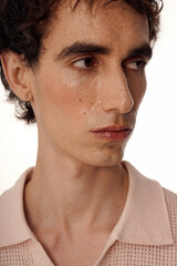 Obraz premium Stylish man in elegant attire embodies modern fashion with confidence and charm in studio setting