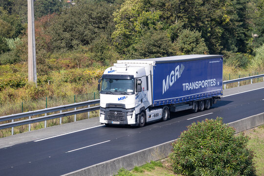 Mgr transportes truck driving on highway carrying freight