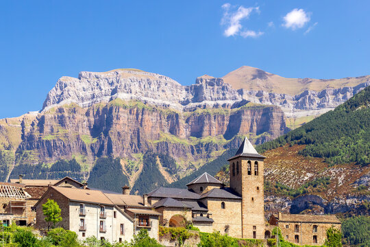 vista panor&aacute;mica de torla ordesa con el monte perdido al fondo, Pirineo aragon&eacute;s, Huesca, Arag&oacute;n, Spain