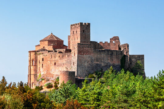 castillo medieval de Loarre con imponentes murallas y torres en Loarre, Huesca, Arag&oacute;n, Spain